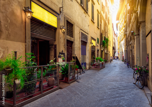 waska-przytulna-ulica-we-florencji-wlochy