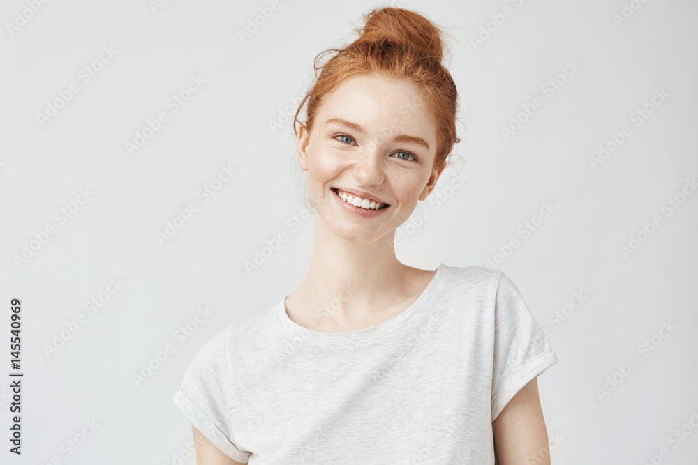 Portrait of smiling redhead woman - obrazy, fototapety, plakaty 