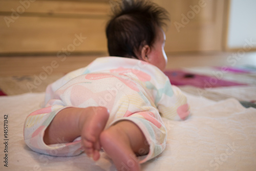 ハイハイする赤ちゃんの後ろ姿 生後4か月の日本人 Stock Photo Adobe Stock