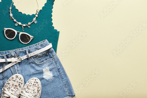 Zdjęcie XXL Fashion Design Woman Clothes Accessories Set. Modny jeans Hipster, modne letnie okulary przeciwsłoneczne, stylowe gumshoes. Naszyjnik moda hipster mody. Letnia dziewczyna. Urban Street Outfit. Minimalna sztuka