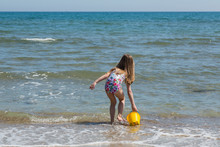 Flicka Badar På Strand I Medelhavet
