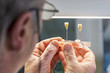 © mmphoto - Dentaltechniker begutachtet Zahnersatz