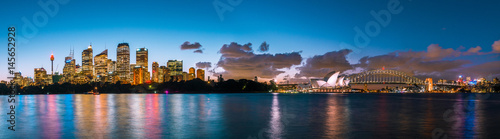 Plakat Sydney Opera House i Sydney Harbour Bridge oświetlone o zmierzchu
