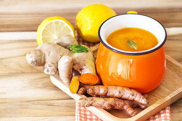 a cup of turmeric tea with lemon and ginger , benefits for reduce inflammation , liver detox and cle