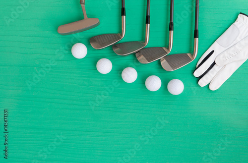 Plakat Koncepcja golf: rękawiczki, piłek golfowych, kije golfowe na drewnianym stole. Mieszkanie leżał z miejsca na kopię.