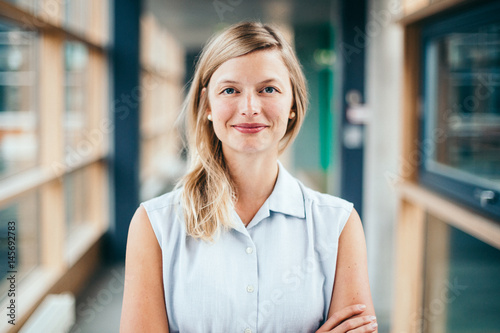 Fotografie, Obraz Business-Portrait von blonder, lächelnder Frau