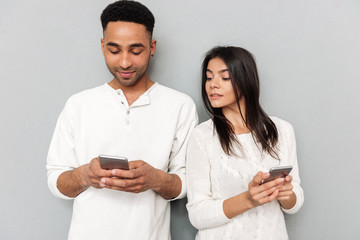 Wall Mural - Woman looking in man's phone