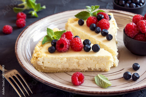 Homemade cheesecake with fresh berries Fototapet