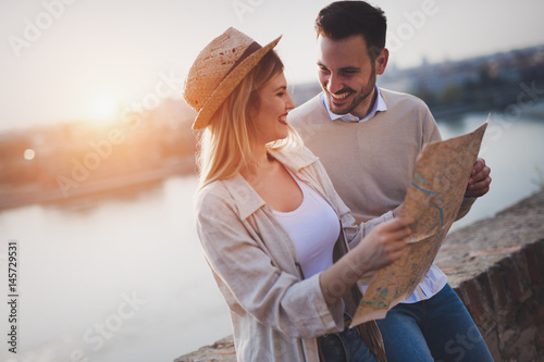 Fotografía Beautiful couple traveling and sightseeing