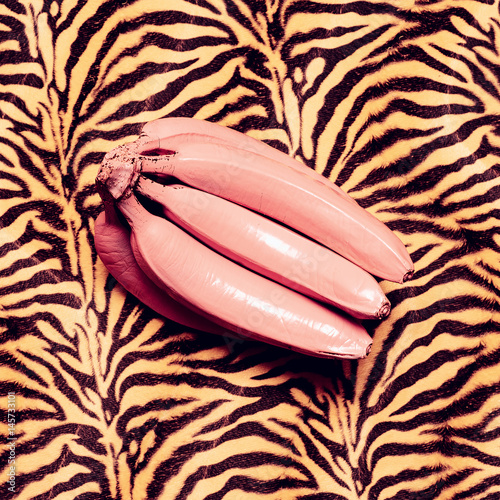 rozowe-banany-na-tygrysim-tle