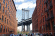 New York - Blick durch die Häuser auf die Brooklyn Bridge