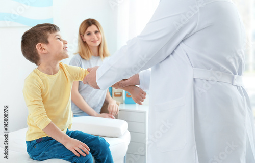 Fotografía Little boy with mother at orthopedist's office