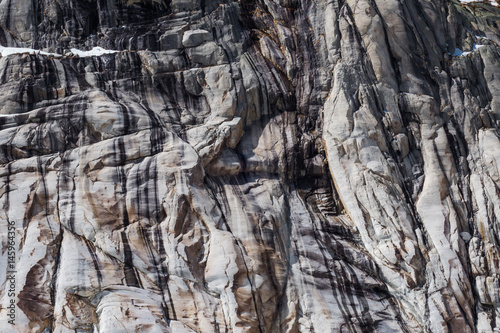 Fotomural Eroded cracked granite cliff in multiple gray shades