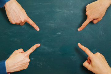 Wall Mural - Viele Finger zeigen auf eine leere Tafel