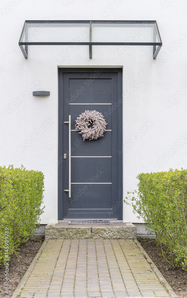 Stock-Foto „Haustür in anthrazit mit Kranz“