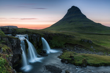  Der Berg Kirkjufell mit Wasserfall auf Island im Abendlicht