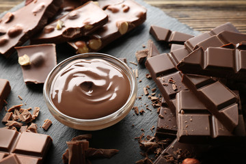 Canvas Print - Bowl with melted chocolate and chopped bars, closeup