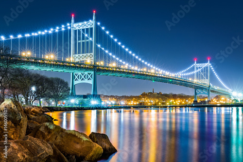 oswietlony-wieczorem-nowojorski-most-robert-f-kennedy-bridge
