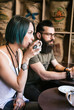 © Warpedgalerie - Couple de jeunes hipster assis dans un bar