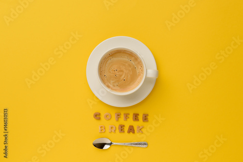 Fotografía top view of cup of espresso coffee, spoon and coffee break lettering