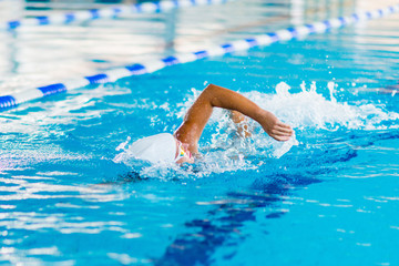 Wall Mural - Female swimmer on training in the swimming pool