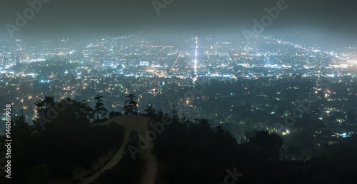Plakat Zamglone światła miasta Los Angeles w nocy