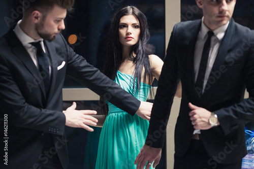 Fotografía Beautiful female celebrity with bodyguards