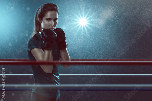 Plakat Kobieta trenuje sztuki walki