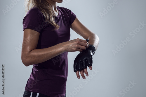 Plakat Kobieta stawia na rękawice bokserskie
