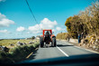 Roter Traktor auf der Straße in Irland