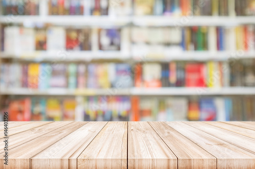 Empty wooden table top with Blur bookshelves in bookstore background Tableau sur Toile