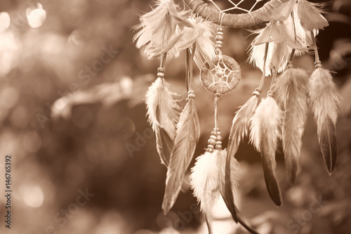 nieostrosc-na-dream-catcher-z-naturalnego-tla-w-stylu-sepia-native-american-dream-catcher-boho-chic-etniczny-amulet