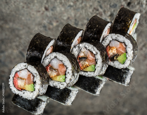 Fotografía Sushi roll with salmon, shrimps and avocado
