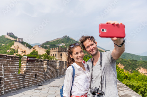 Fotografia Happy couple tourists taking selfie picture at Great wall of china, top worldwide tourist destination