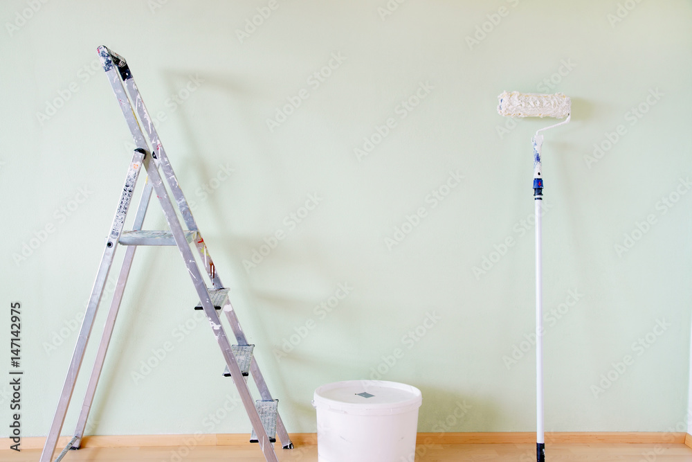 Stock-Foto „Renovation, Renovierung, renovieren, Sanierung, sanieren, Stafflei, Leiter, Farbroller, Farbeimer, Wand, Textraum, copy space, “