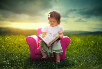 Fototapete - Young girl reading