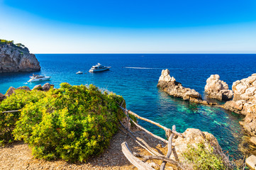 Spanien Mallorca Boot Bucht Meer Landschaft Cala Deia