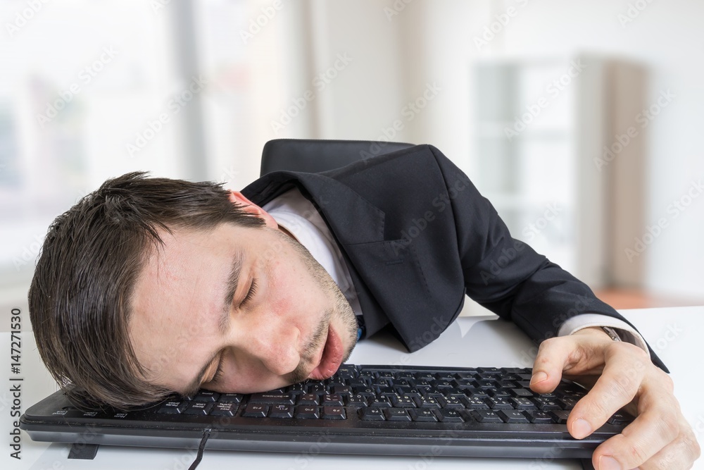 спящий спокойно человек на фоне работающих компьютеров