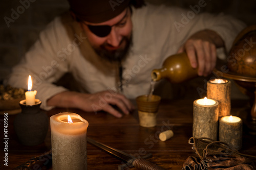 Plakat Pirat rozlewa rum, wieczór tematyczny i średniowiecze