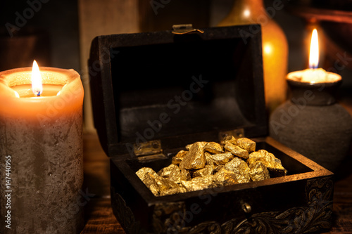 Plakat Szlachetne tło z doniczką ze złota i świec