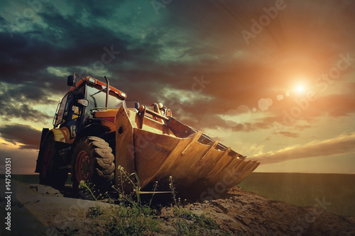 Cuadros en Lienzo Tractor amarillo sobre fondo de cielo