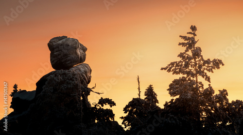 Obrazy Stołowe Góry  skalna-glowa-zapatrzona-w-zachodzace-slonce-szczeliniec-wielki
