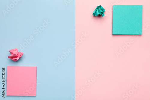 Fotografie, Obraz Sticky Notes with Crumbled Paper Balls on Pastel Background