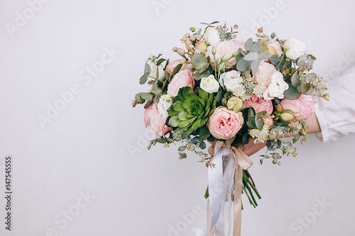 Fotografía Beautiful bouquet in the hands of a florist