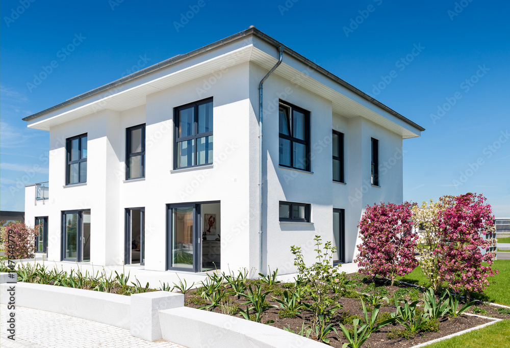 hochwertige weisse Stadtvilla mit Garten