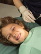 Retrato de un niño feliz en el dentista.
