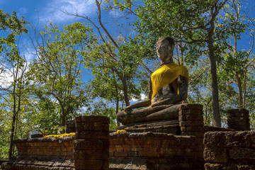 Wall Mural - Wat Khao Phanom Phloeng stature buddha with clear sky