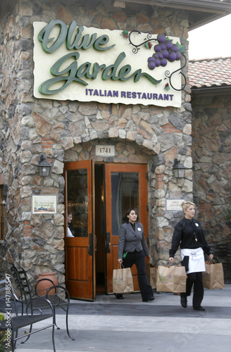 Olive Garden Employee Helps Customer Carry Food At An Olive Garden