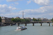 Statek wycieczkowy na Sekwanie w Paryżu latem/Pleasure boat on Seine in Paris at summer time, Ile-de France, France