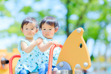 Wall Mural - 公園の遊具で遊んでいるかわいい子供